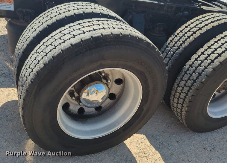 image for item NW9624 2020 Freightliner  Cascadia 126 semi truck