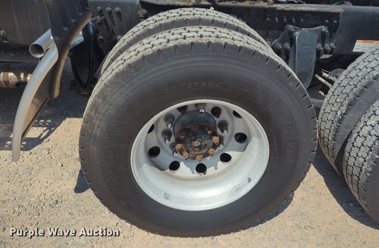 image for item NW9624 2020 Freightliner  Cascadia 126 semi truck