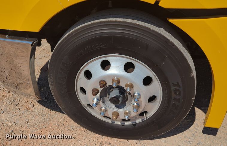 image for item NW9624 2020 Freightliner  Cascadia 126 semi truck