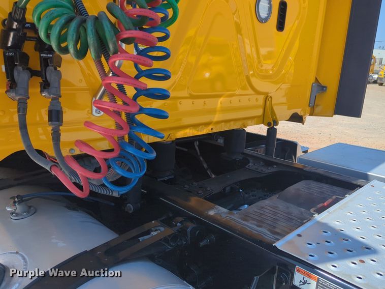 image for item NW9625 2021 Freightliner  Cascadia 126 semi truck