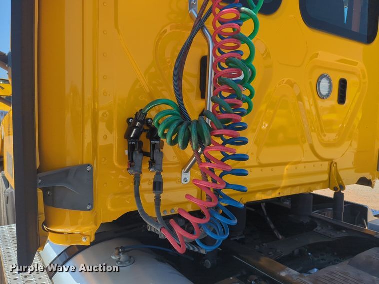 image for item NW9625 2021 Freightliner  Cascadia 126 semi truck