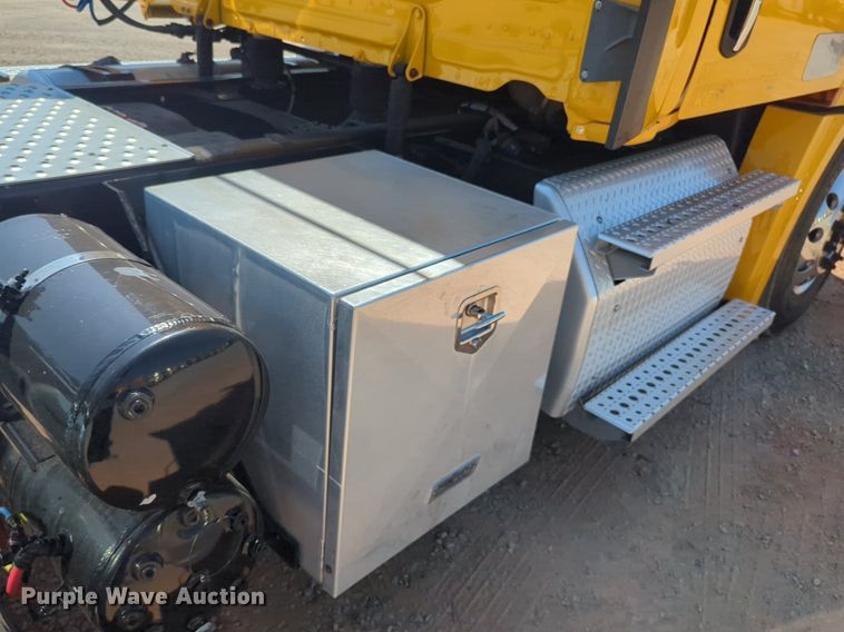 image for item NW9625 2021 Freightliner  Cascadia 126 semi truck