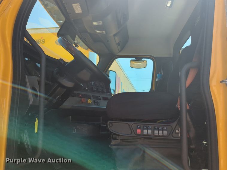 image for item NW9625 2021 Freightliner  Cascadia 126 semi truck