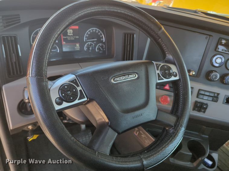 image for item NW9625 2021 Freightliner  Cascadia 126 semi truck