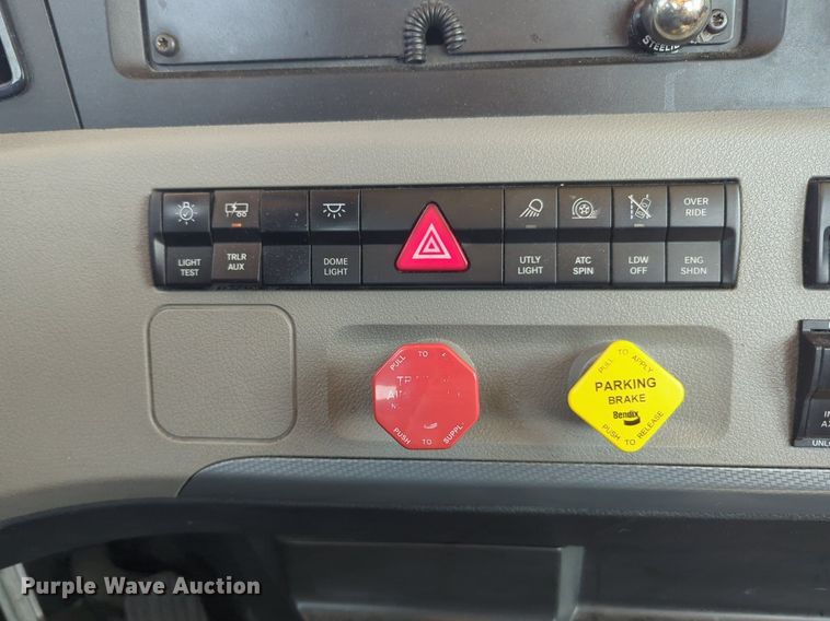 image for item NW9625 2021 Freightliner  Cascadia 126 semi truck