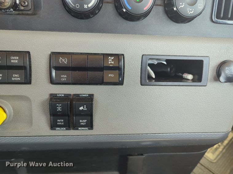 image for item NW9625 2021 Freightliner  Cascadia 126 semi truck