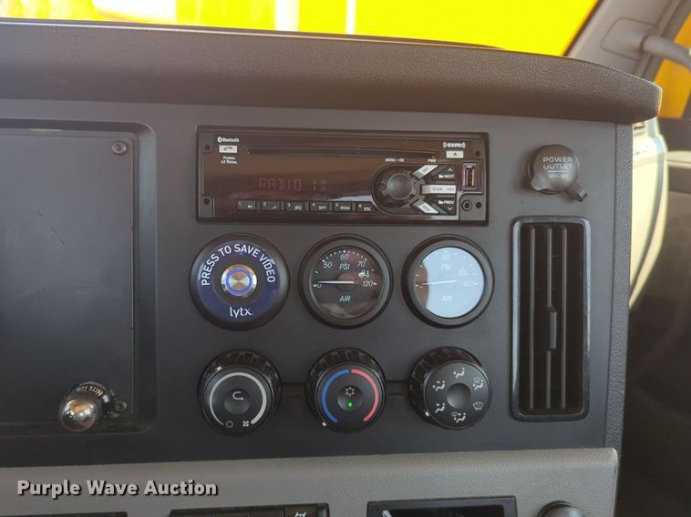 image for item NW9625 2021 Freightliner  Cascadia 126 semi truck