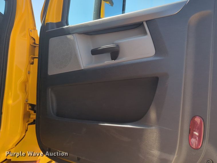 image for item NW9625 2021 Freightliner  Cascadia 126 semi truck