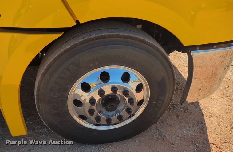 image for item NW9625 2021 Freightliner  Cascadia 126 semi truck