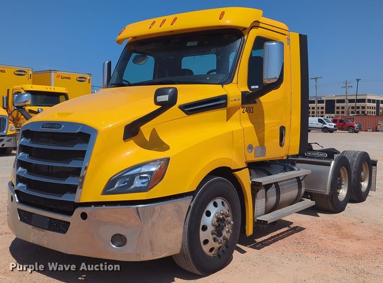 image for item NW9626 2020 Freightliner  Cascadia 126 semi truck