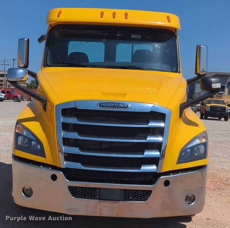 image for item NW9626 2020 Freightliner  Cascadia 126 semi truck