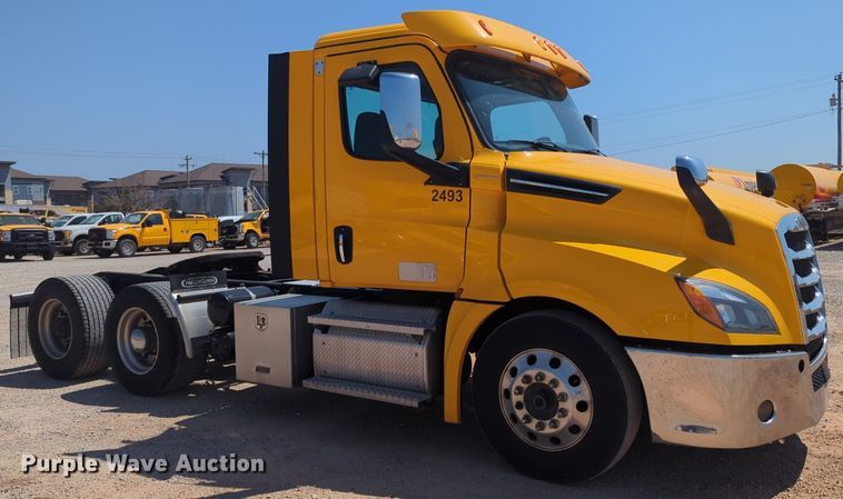 image for item NW9626 2020 Freightliner  Cascadia 126 semi truck