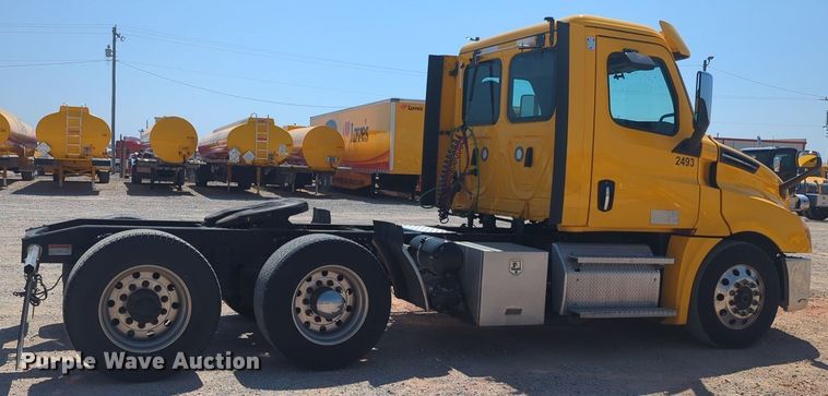 image for item NW9626 2020 Freightliner  Cascadia 126 semi truck