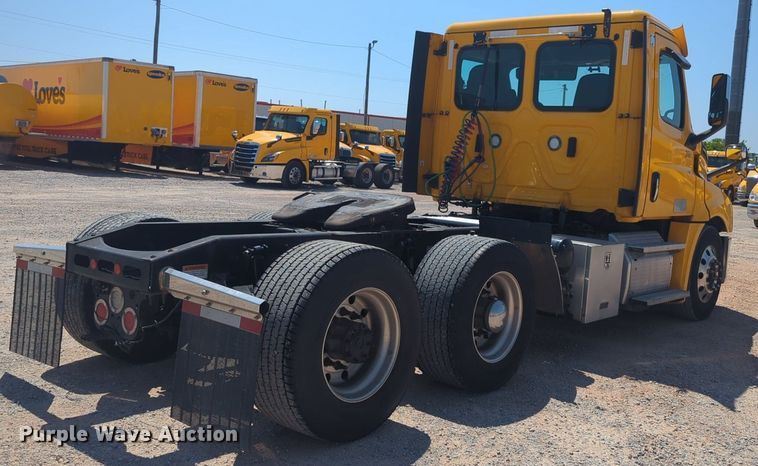 image for item NW9626 2020 Freightliner  Cascadia 126 semi truck