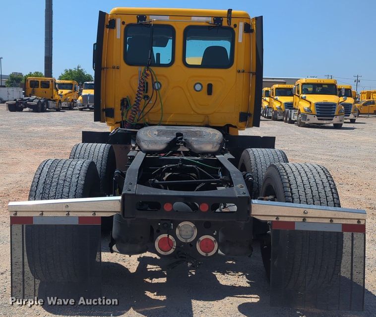 image for item NW9626 2020 Freightliner  Cascadia 126 semi truck