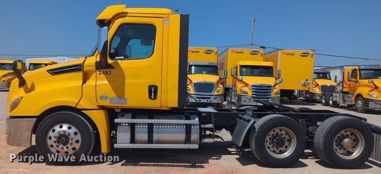 image for item NW9626 2020 Freightliner  Cascadia 126 semi truck