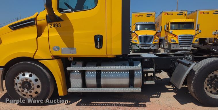 image for item NW9626 2020 Freightliner  Cascadia 126 semi truck