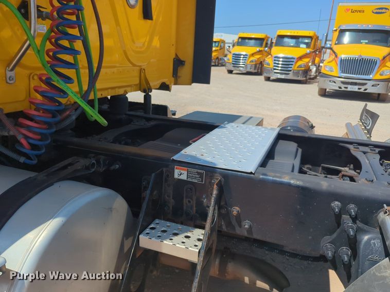 image for item NW9626 2020 Freightliner  Cascadia 126 semi truck