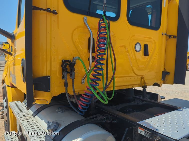 image for item NW9626 2020 Freightliner  Cascadia 126 semi truck