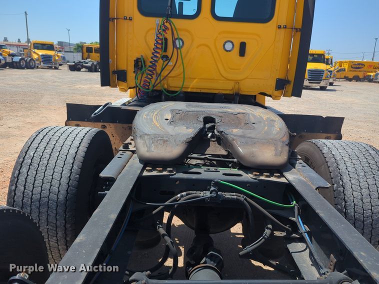 image for item NW9626 2020 Freightliner  Cascadia 126 semi truck