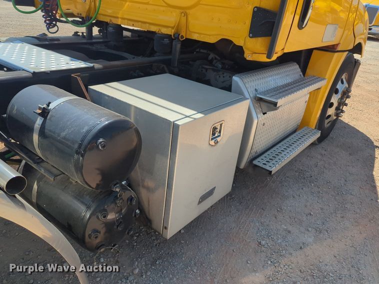 image for item NW9626 2020 Freightliner  Cascadia 126 semi truck