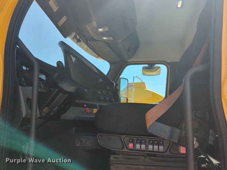 image for item NW9626 2020 Freightliner  Cascadia 126 semi truck