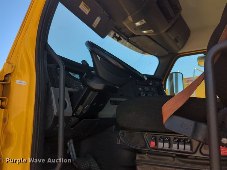 image for item NW9626 2020 Freightliner  Cascadia 126 semi truck