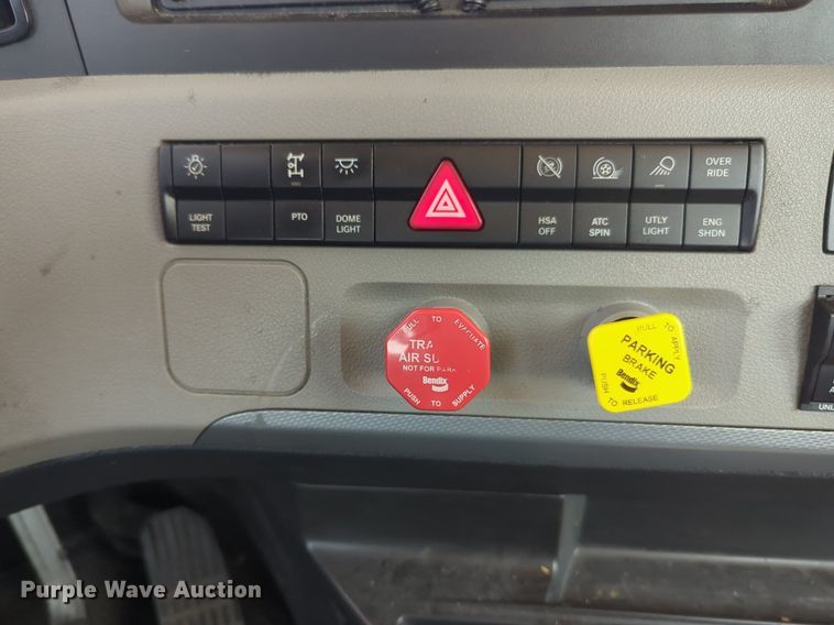 image for item NW9626 2020 Freightliner  Cascadia 126 semi truck