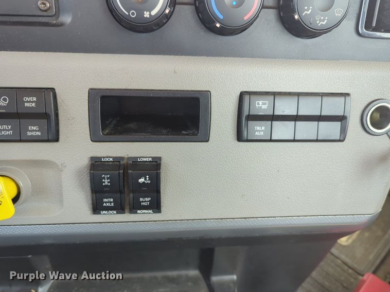 image for item NW9626 2020 Freightliner  Cascadia 126 semi truck