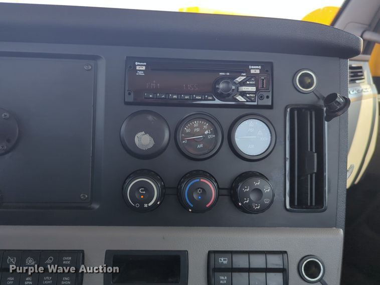 image for item NW9626 2020 Freightliner  Cascadia 126 semi truck