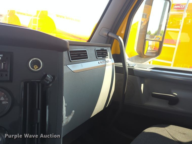 image for item NW9626 2020 Freightliner  Cascadia 126 semi truck