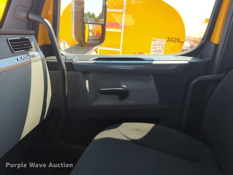 image for item NW9626 2020 Freightliner  Cascadia 126 semi truck