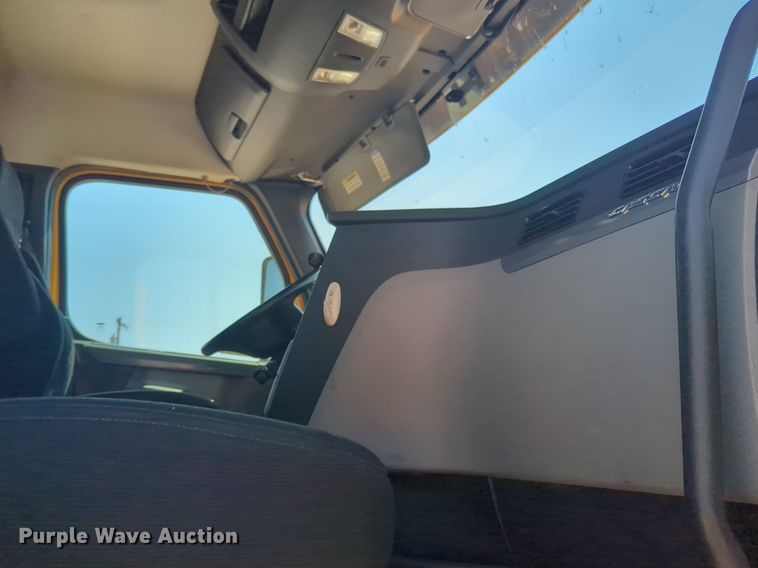 image for item NW9626 2020 Freightliner  Cascadia 126 semi truck