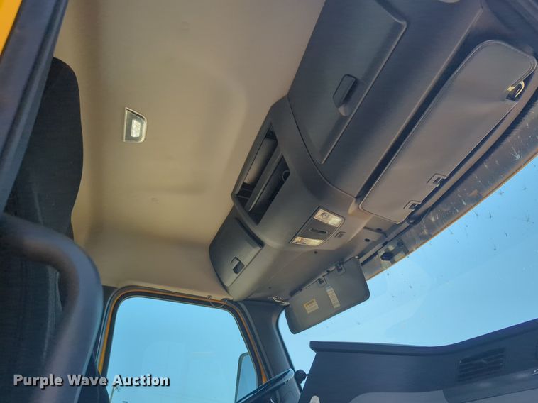 image for item NW9626 2020 Freightliner  Cascadia 126 semi truck