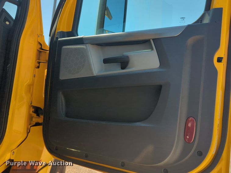 image for item NW9626 2020 Freightliner  Cascadia 126 semi truck