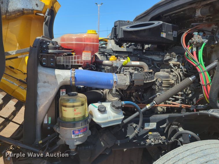 image for item NW9626 2020 Freightliner  Cascadia 126 semi truck