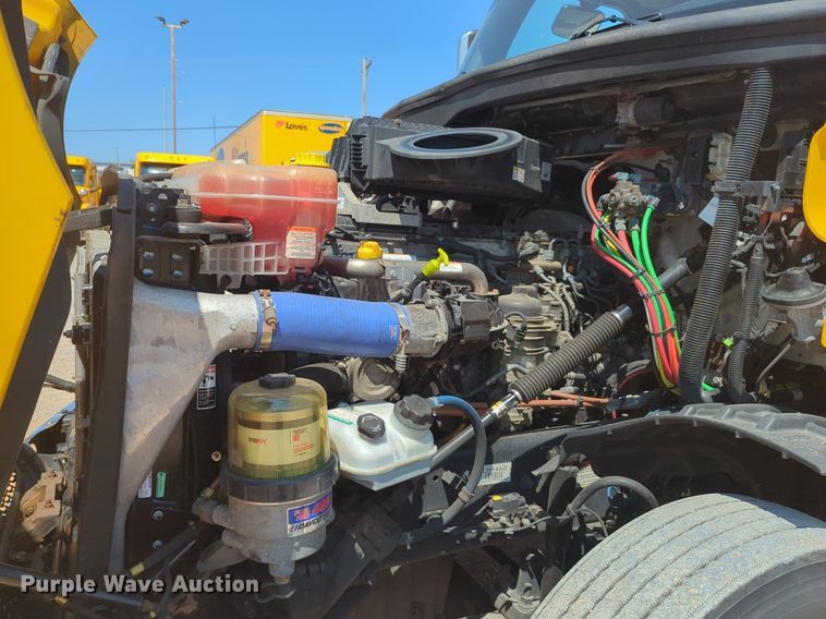 image for item NW9626 2020 Freightliner  Cascadia 126 semi truck