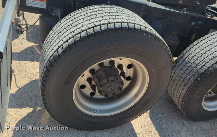 image for item NW9626 2020 Freightliner  Cascadia 126 semi truck