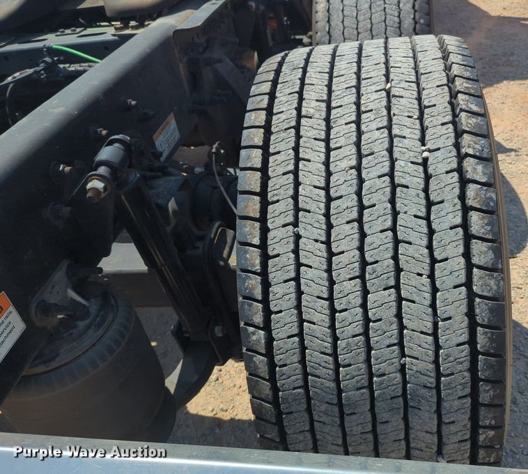 image for item NW9626 2020 Freightliner  Cascadia 126 semi truck