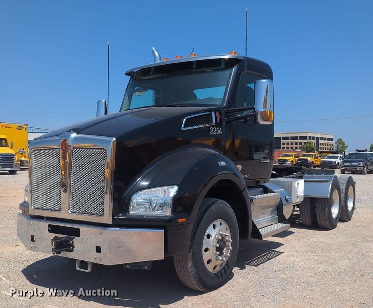 image for item NW9627 2020 Kenworth  T880 semi truck