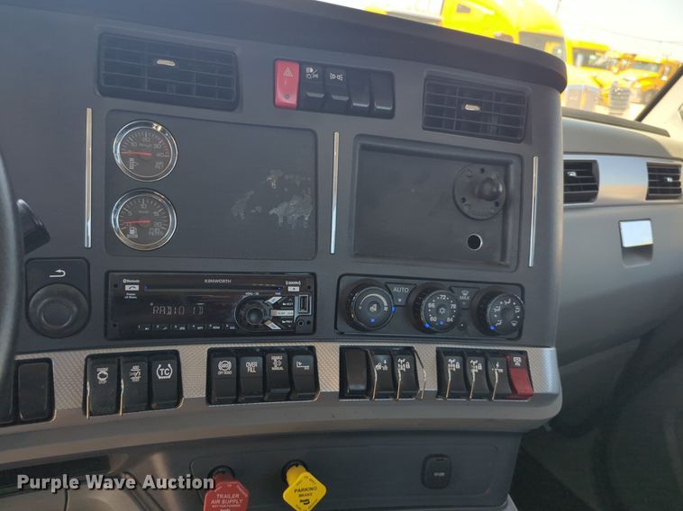 image for item NW9627 2020 Kenworth  T880 semi truck