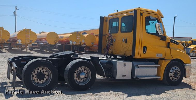 image for item NW9628 2021 Freightliner Cascadia 126 semi truck