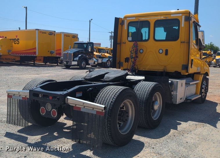 image for item NW9628 2021 Freightliner Cascadia 126 semi truck