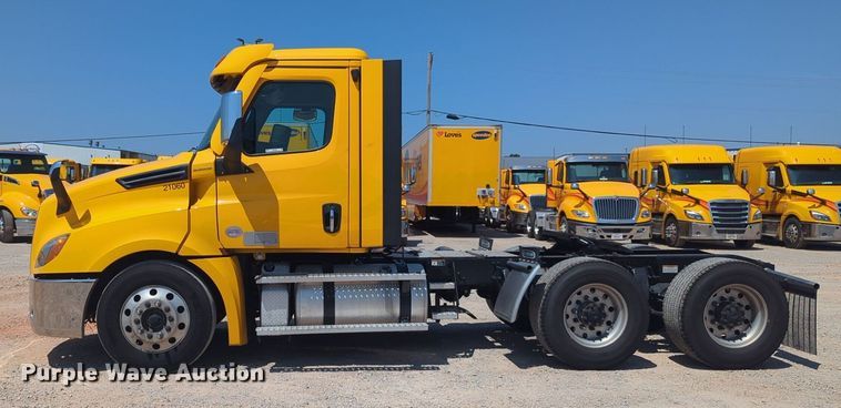 image for item NW9628 2021 Freightliner Cascadia 126 semi truck