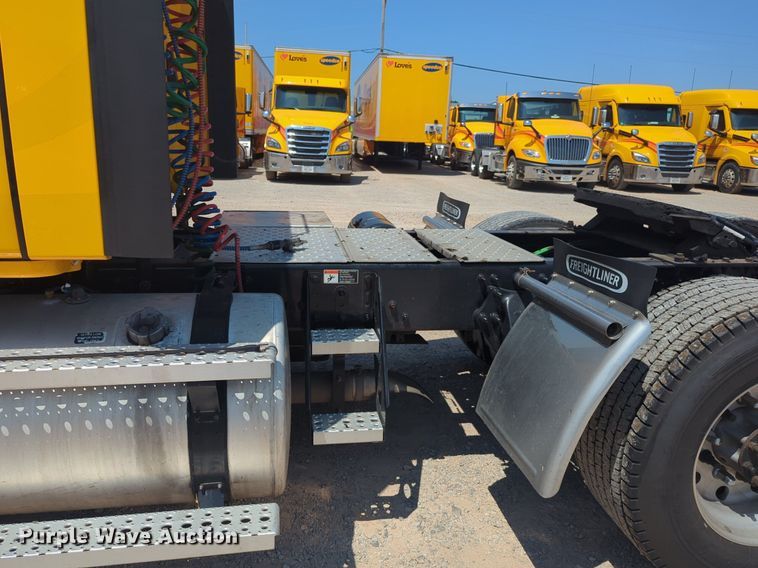 image for item NW9628 2021 Freightliner Cascadia 126 semi truck