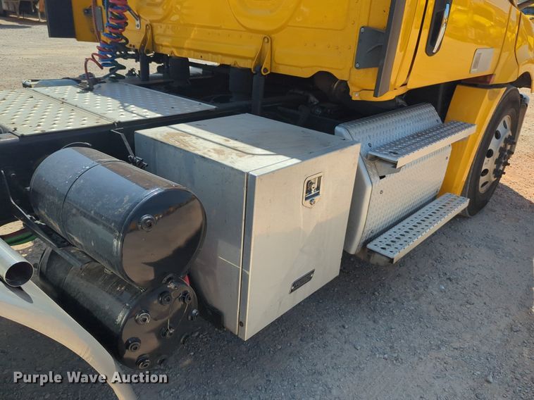 image for item NW9628 2021 Freightliner Cascadia 126 semi truck