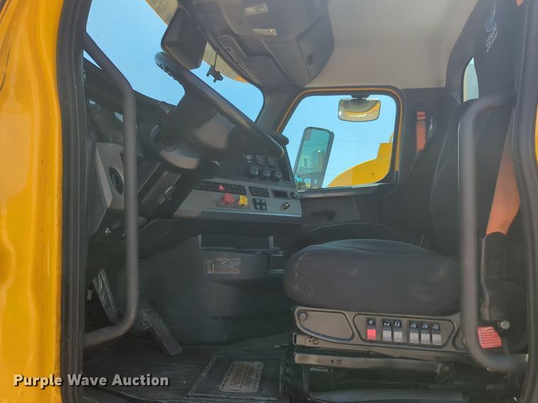 image for item NW9628 2021 Freightliner Cascadia 126 semi truck