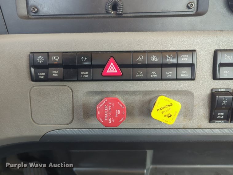 image for item NW9628 2021 Freightliner Cascadia 126 semi truck