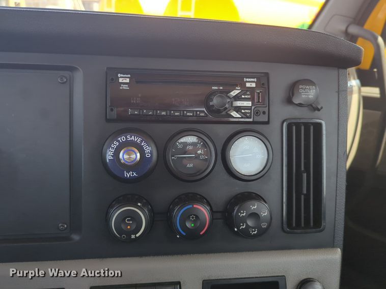 image for item NW9628 2021 Freightliner Cascadia 126 semi truck