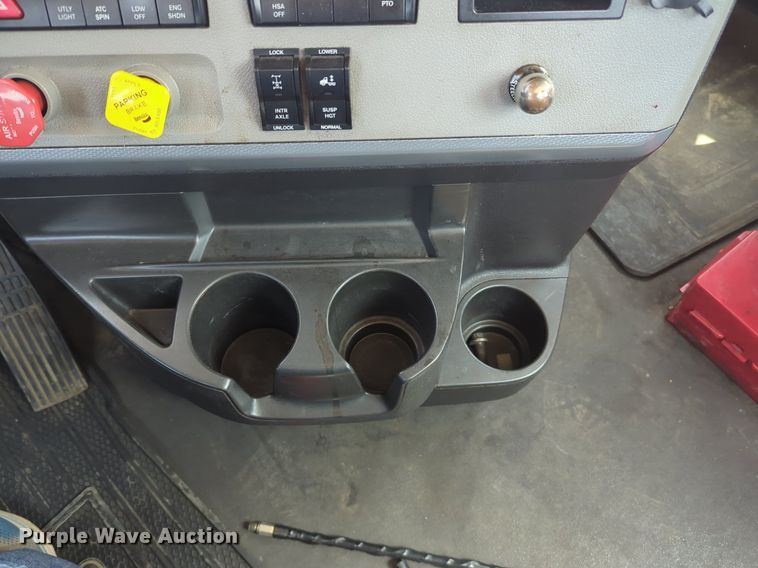 image for item NW9628 2021 Freightliner Cascadia 126 semi truck